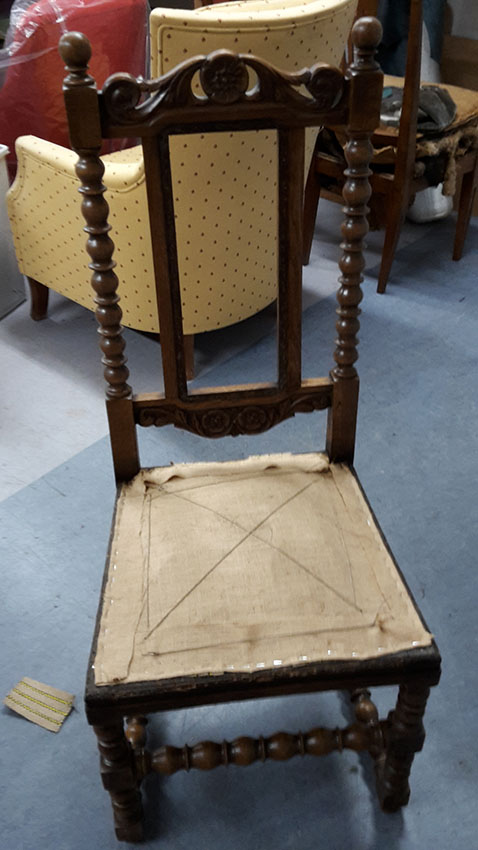 Kaal gemaakte oude stoel en klaar voor de opbouw