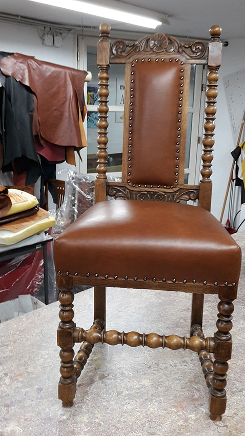 De Mechelse stoel met leer bekleed en versiert met kopnagels