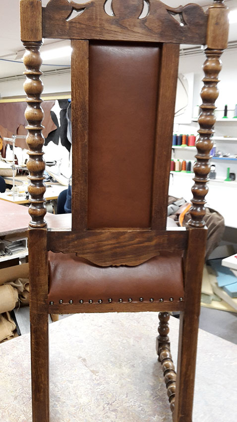 Achterkant van de Mechelse stoel stoel na de nieuwe opbouw en stoffering