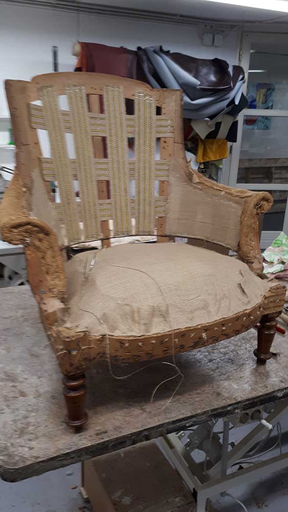 Gestripte klassieke stoel weer opbouwen