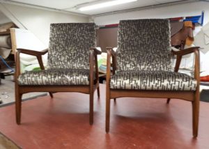 Trendy vintage fauteuiltjes met retro stof