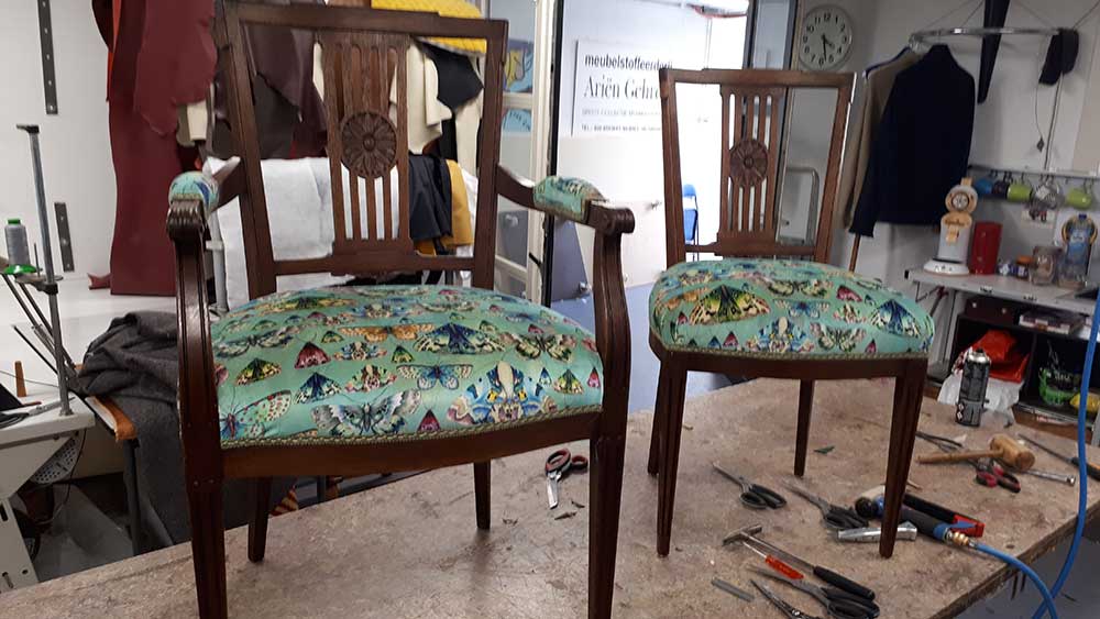 Klassieke stoel gestoffeerd met meubelstof met vlinders
